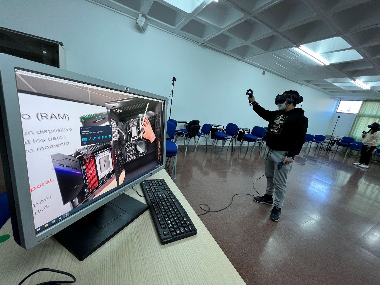 Virtual reality educational tool for learning improvement