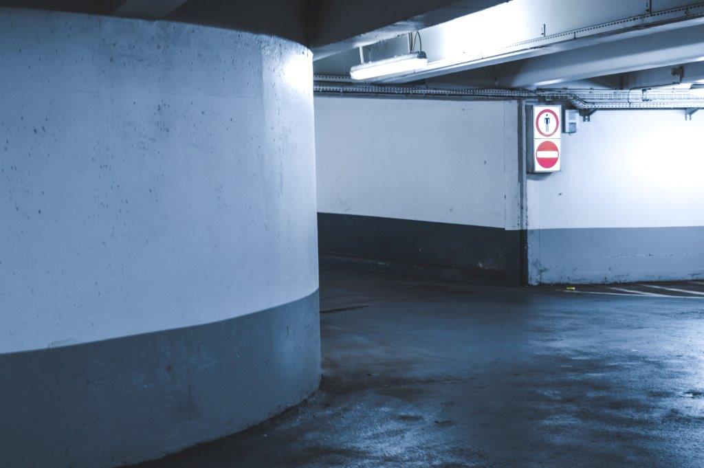 Artificial vision system for the semaphoric control of the access to parking and garages, through the monitoring of pedestrians.